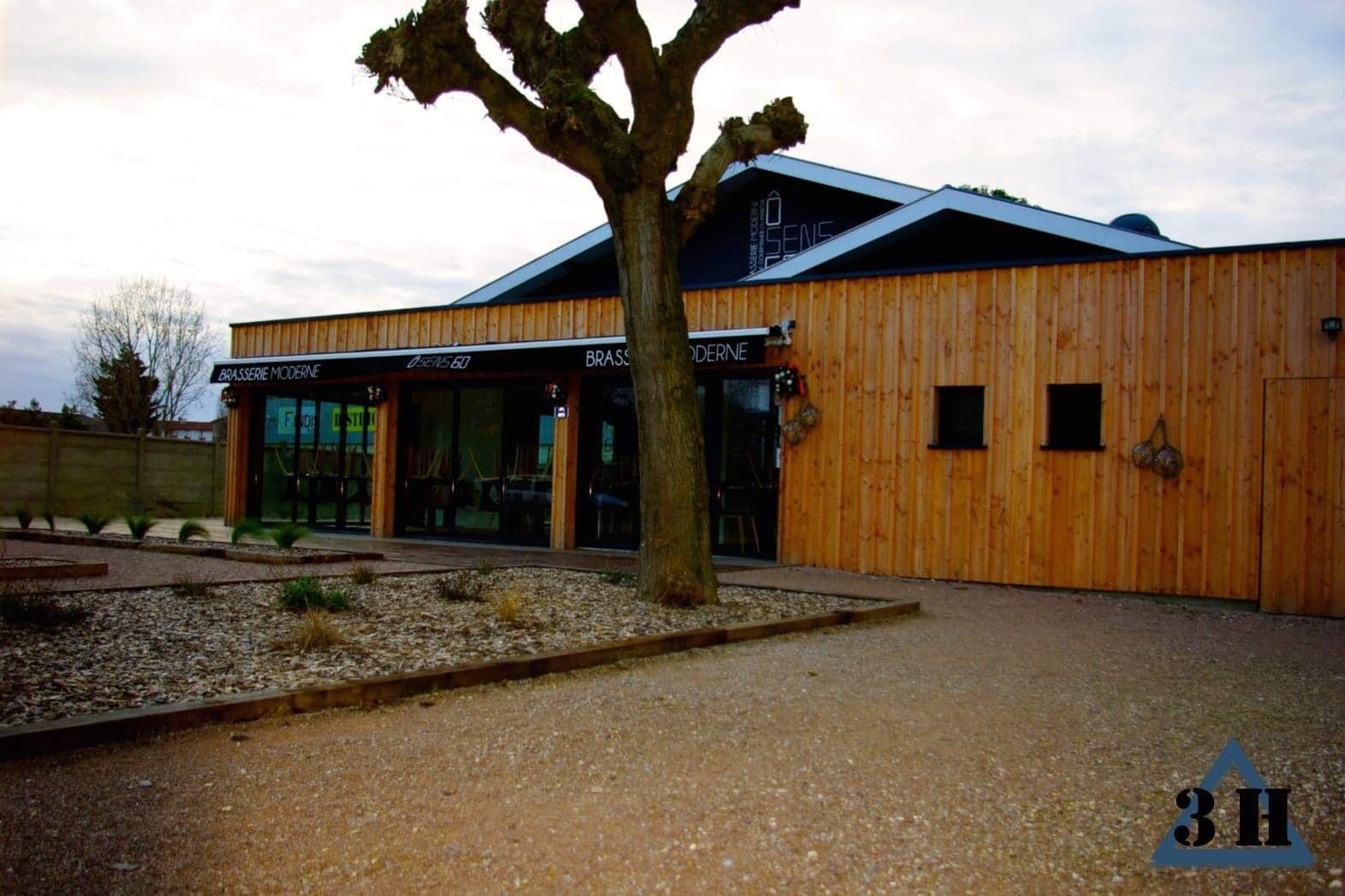 Extension en bois d'une façade extérieure