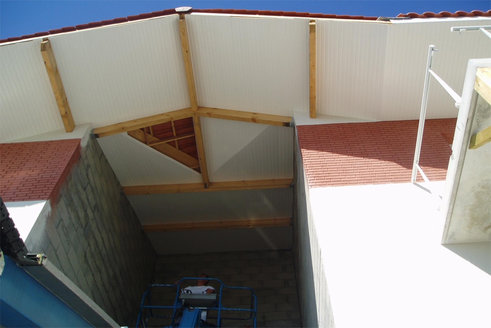 Installation de lames de lambris en PVC blanc imitation bois