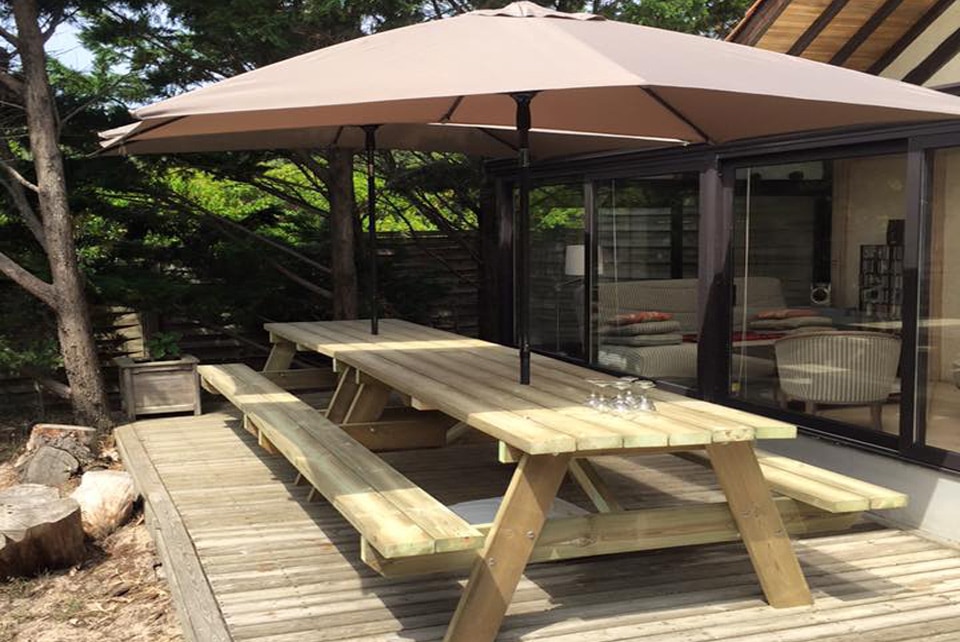 Réalisation en bois d'une grande table de pic-nique